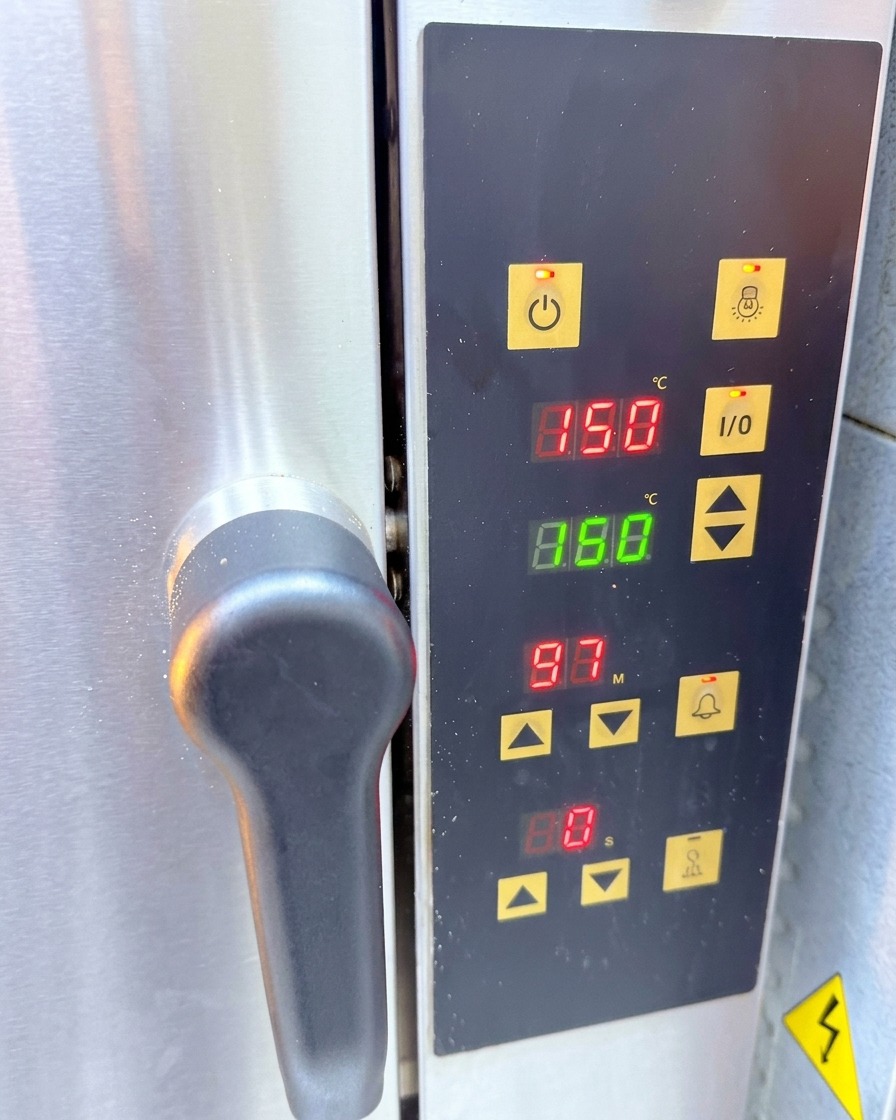 Panel sterowania piekarnika konwekcyjnego wskazujący temperaturę 150 stopni Celsjusza.