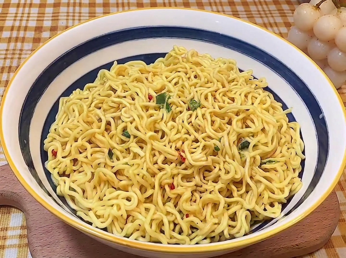 Ugotowany makaron ramen ułożony w estetyczny kopiec w niebiesko-białej misce.