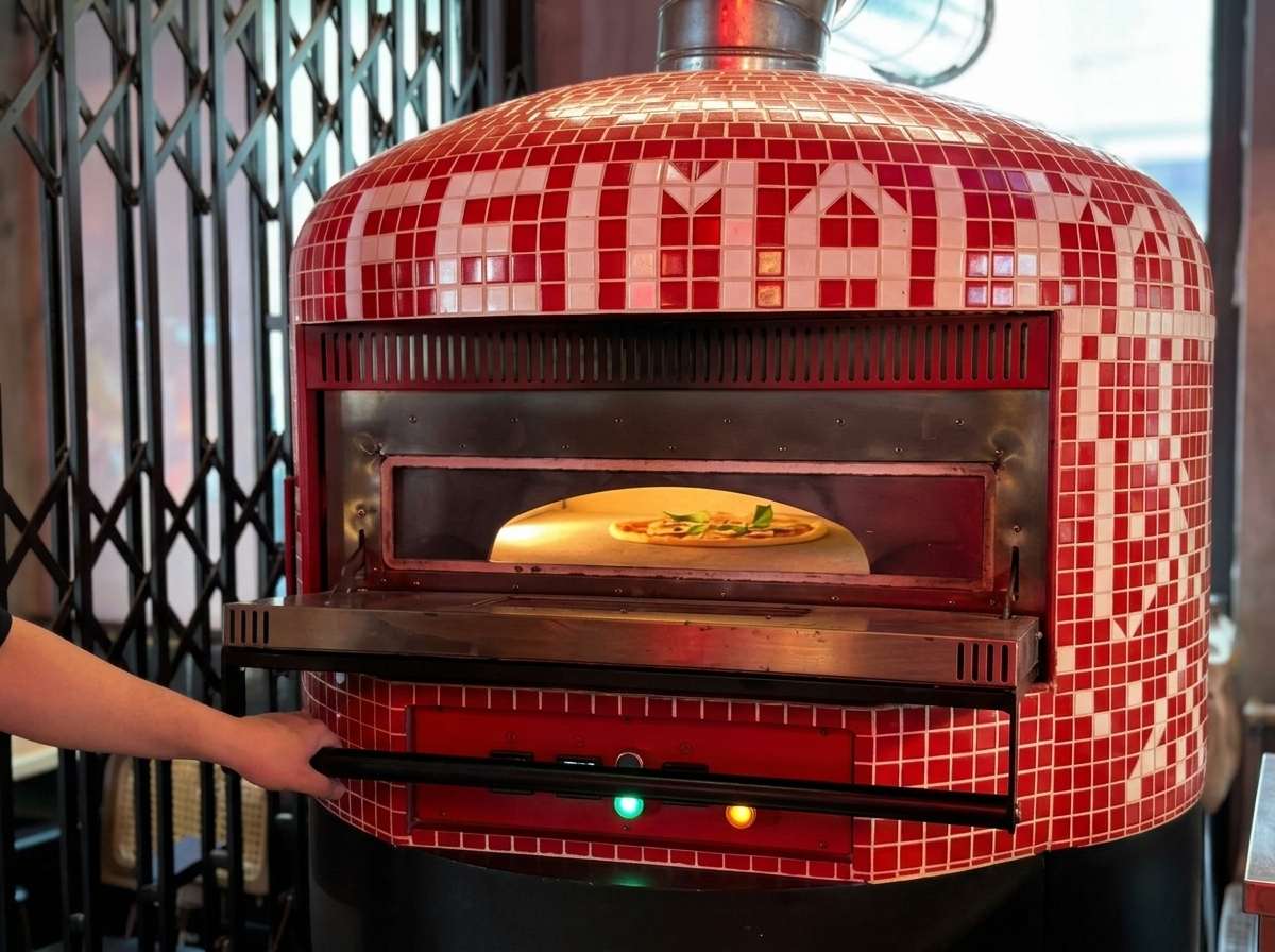 Surowa pizza margherita wewnątrz gorącego pieca wyłożonego czerwonymi płytkami.