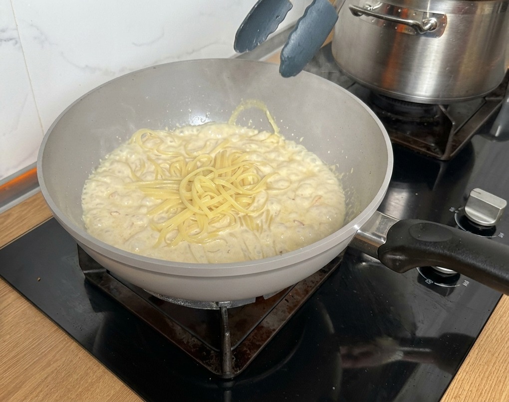 Szczypce przekładające ugotowany makaron bezpośrednio z wody do sosu.