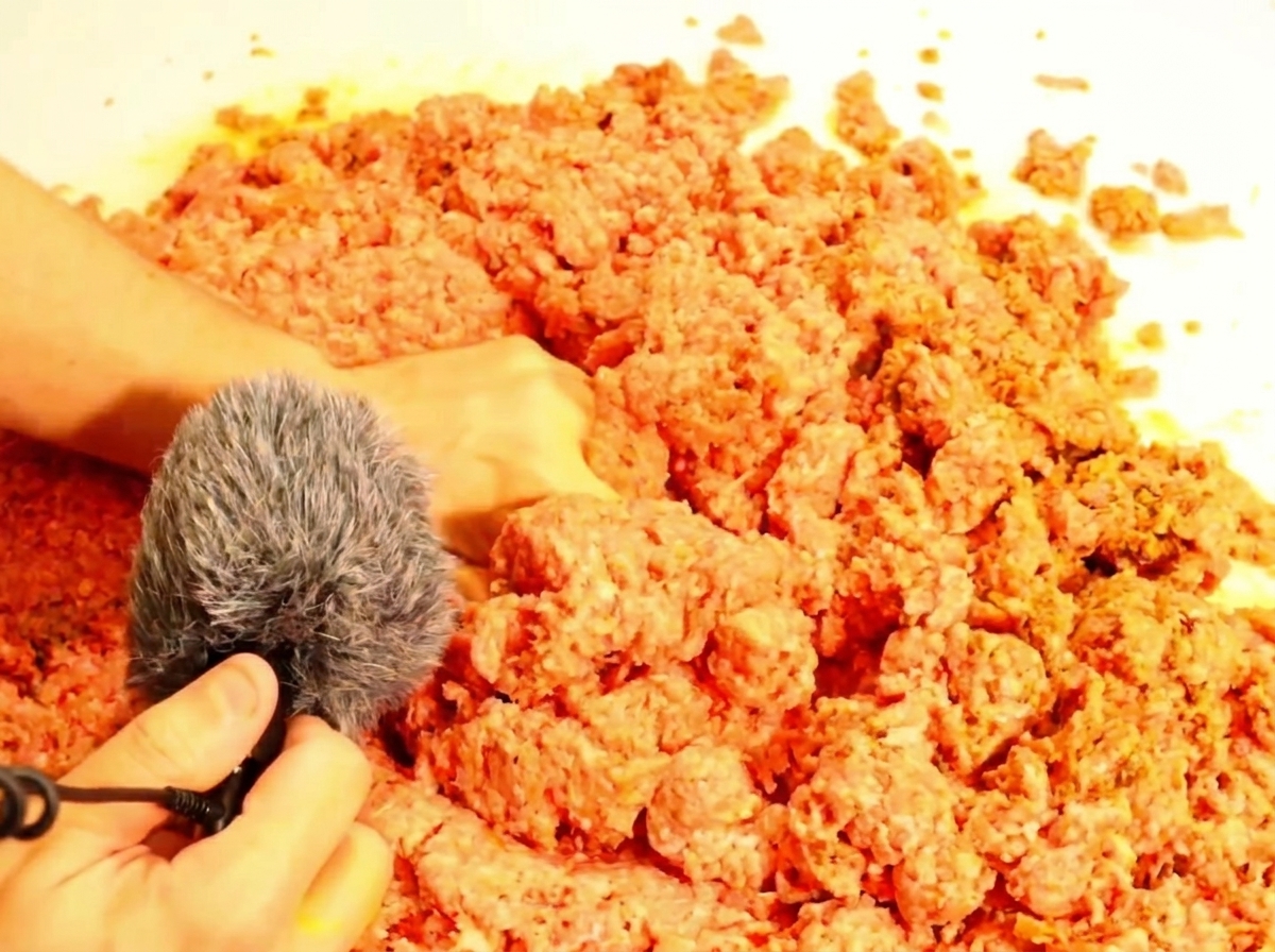 Łyżka z niewielką porcją gotowego farszu mięsnego do sloppy joe.