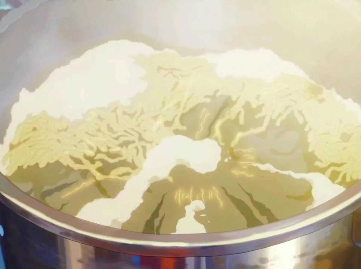 Gruby makaron ramen gotujący się intensywnie w garnku z bulgoczącą, gorącą wodą.