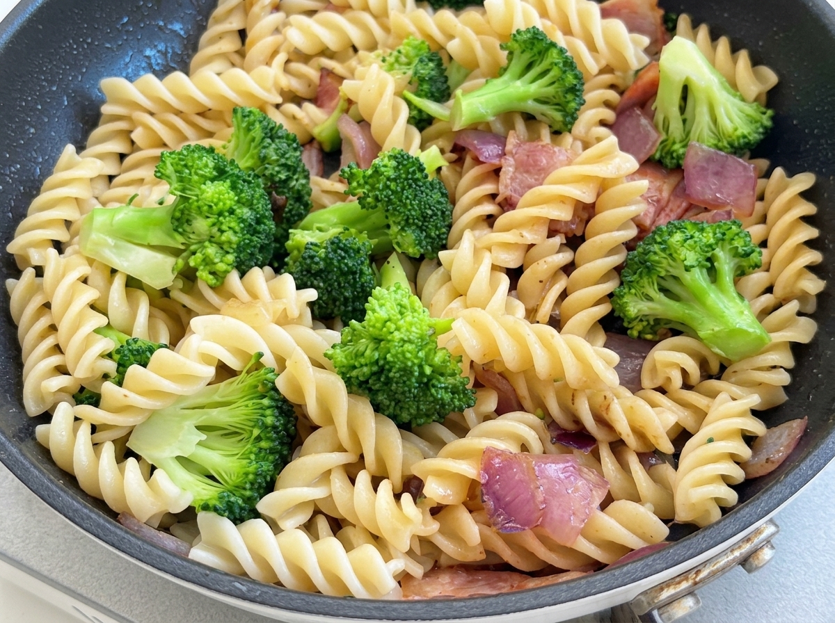 Czarny pieprz posypywany na stir-fry z makaronem, mieszane szpatułką.