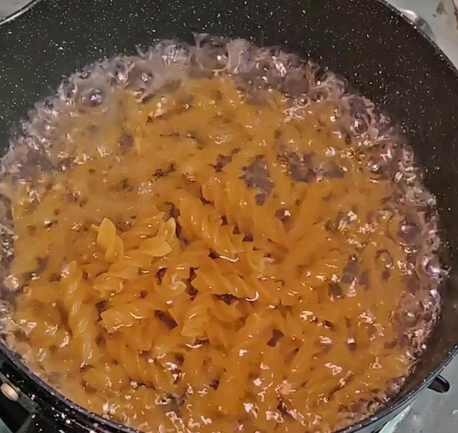 Makaron fusilli gotujący się w garnku z wrzącą wodą.
