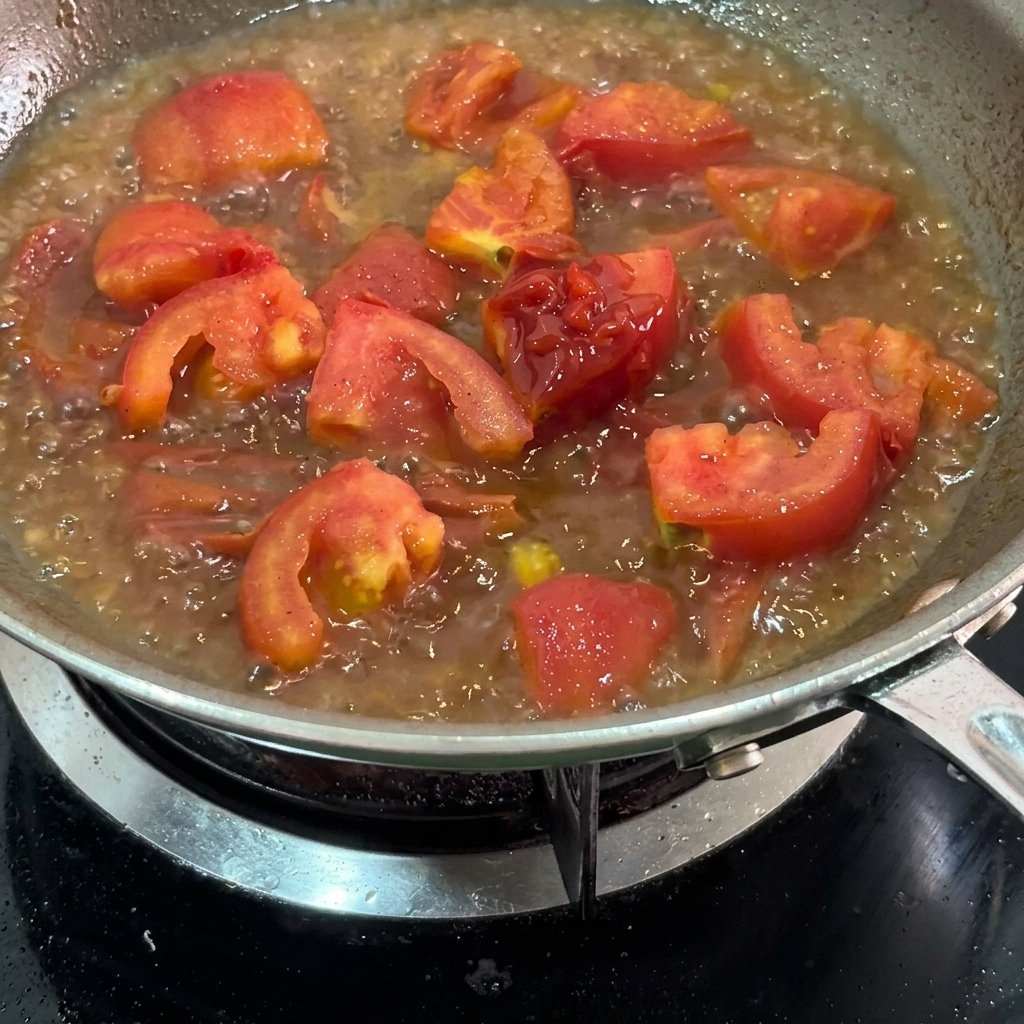 Ketchup mieszany z duszącą się mieszanką pomidorową.