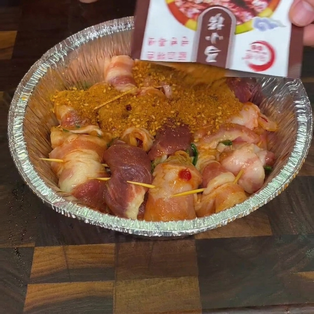 Przyprawa do grilla sypana z opakowania na surowe roladki w aluminiowej foremce.
