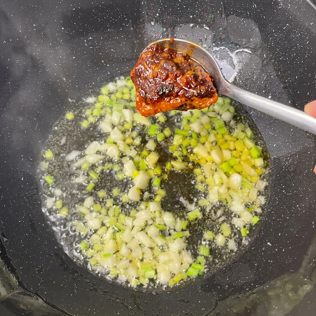 Baza do hot pot i pasta sojowa dodawane do podsmażonych aromatów.