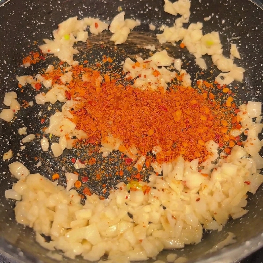 Czosnek i chili smażone na patelni.