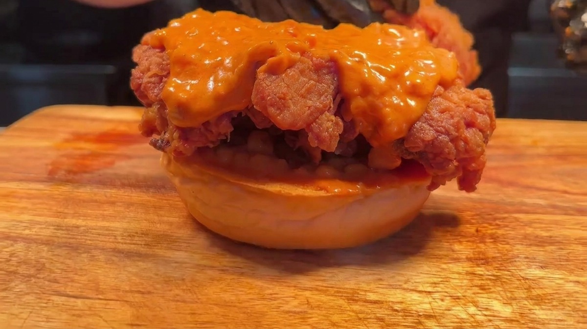 Składanie podwójnego burgera.