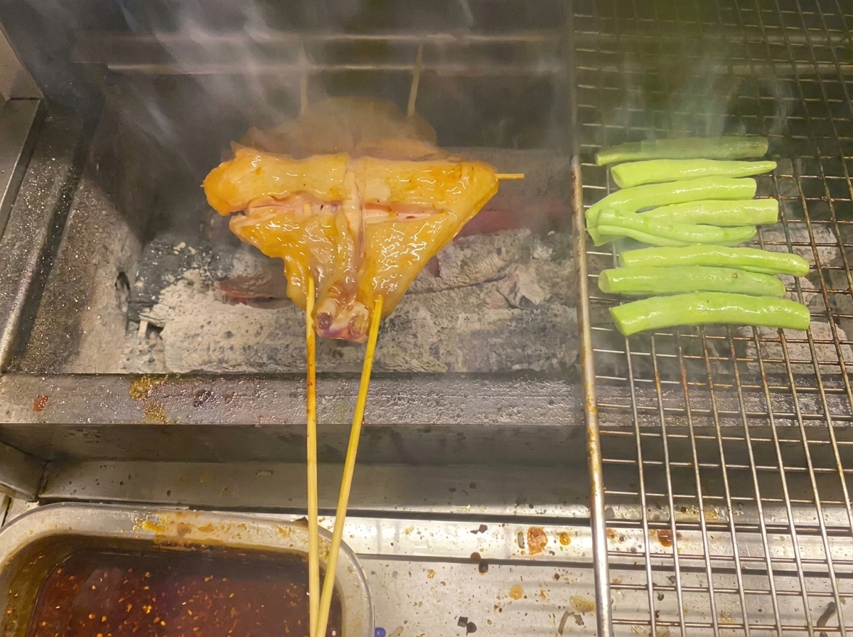 Szaszłyki z kurczaka i zielona fasolka grillowane na węglu drzewnym.
