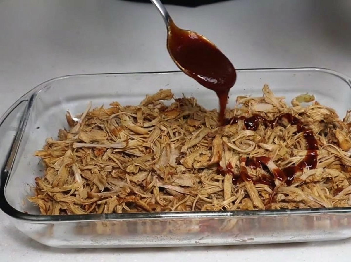 Sos BBQ polewany na szarpaną wieprzowinę.
