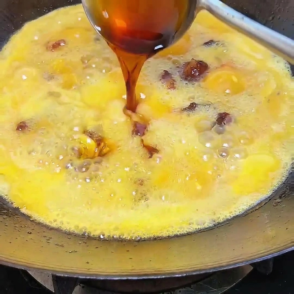 Sos sojowy wlewany do duszącego się woka z żeberkami, chili i aromatycznym wywarem.