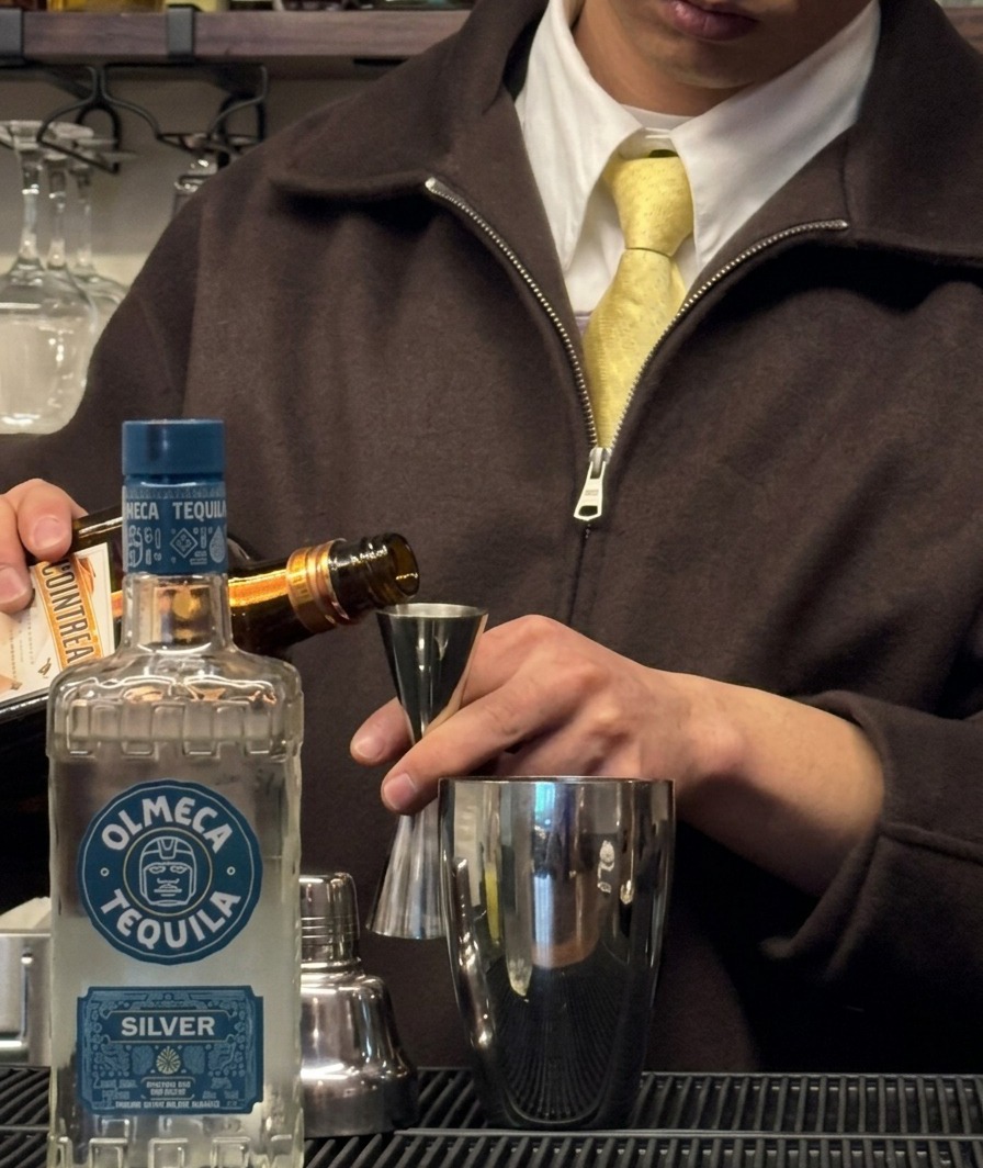 Triple sec wlewany z butelki do miarki nad shakerem.