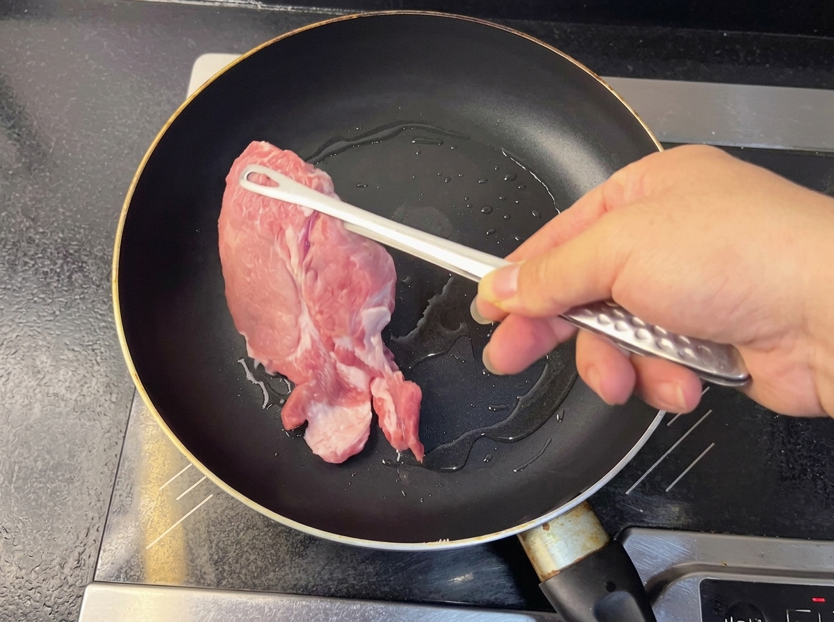 Ostateczne złożenie miski ramenu z plastrami chashu, kukurydzą i świeżą kapustą bok choy.