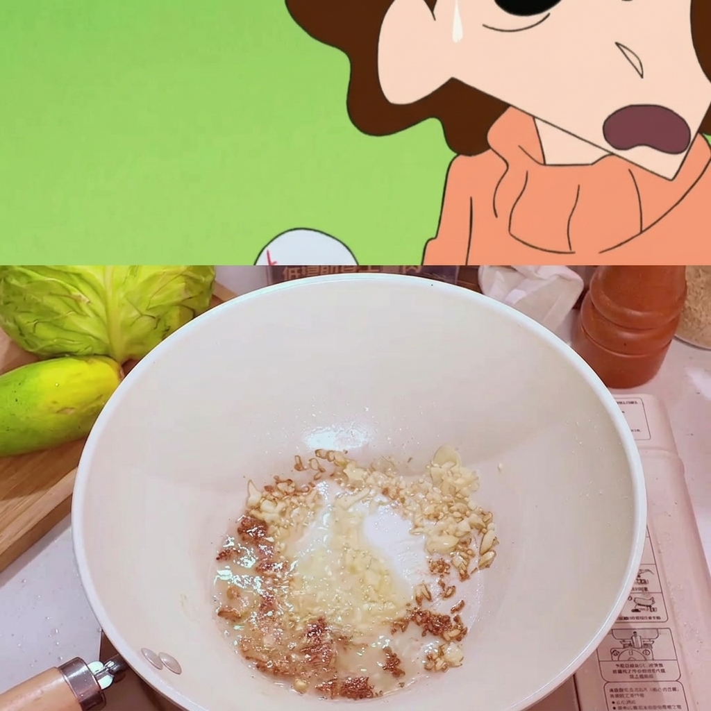 Łyżka pasty miso mieszana z podsmażonym czosnkiem na patelni.