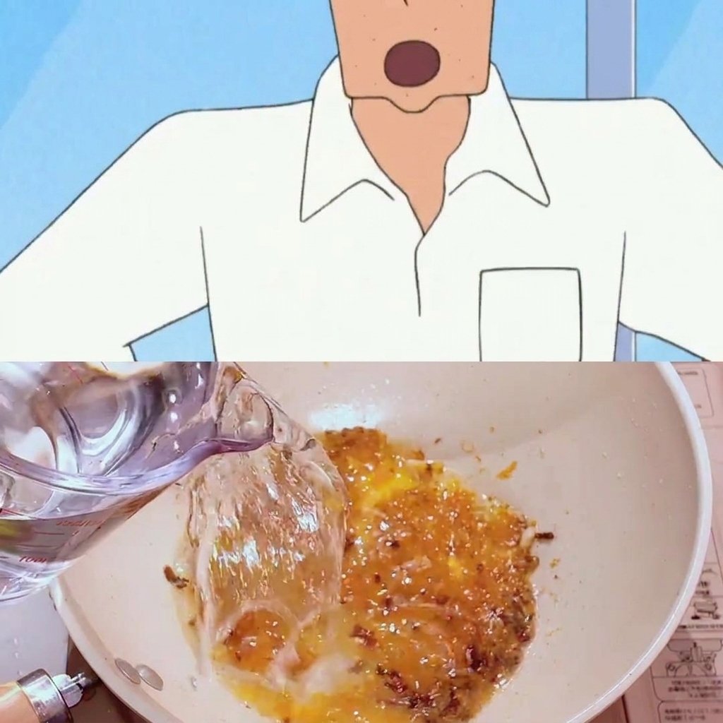 Sake wlewane do patelni z mieszanką miso i czosnku.