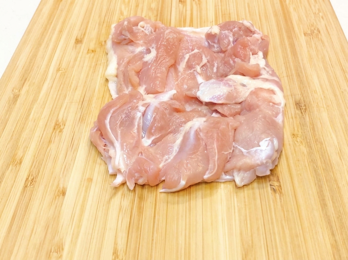 Olej wlewany na rozgrzewającą się czarną patelnię.