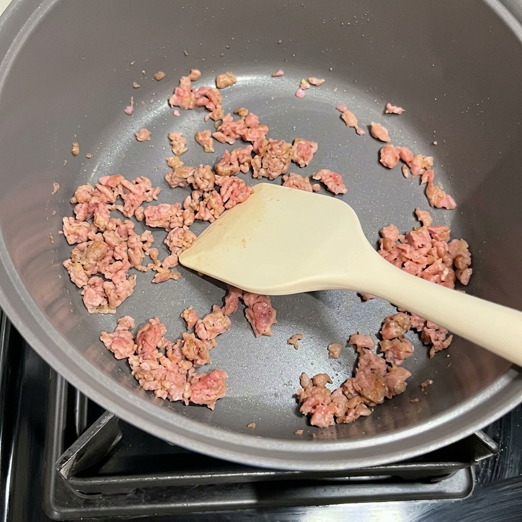 Kimchi i podsmażony spam smażone razem w garnku.