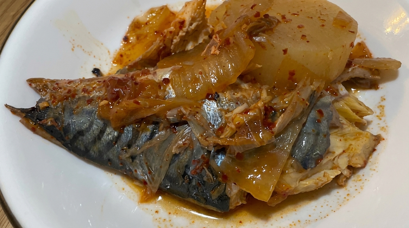 Duszona makrela z kimchi i rzodkwią (Godeungeo Kimchi-jorim)