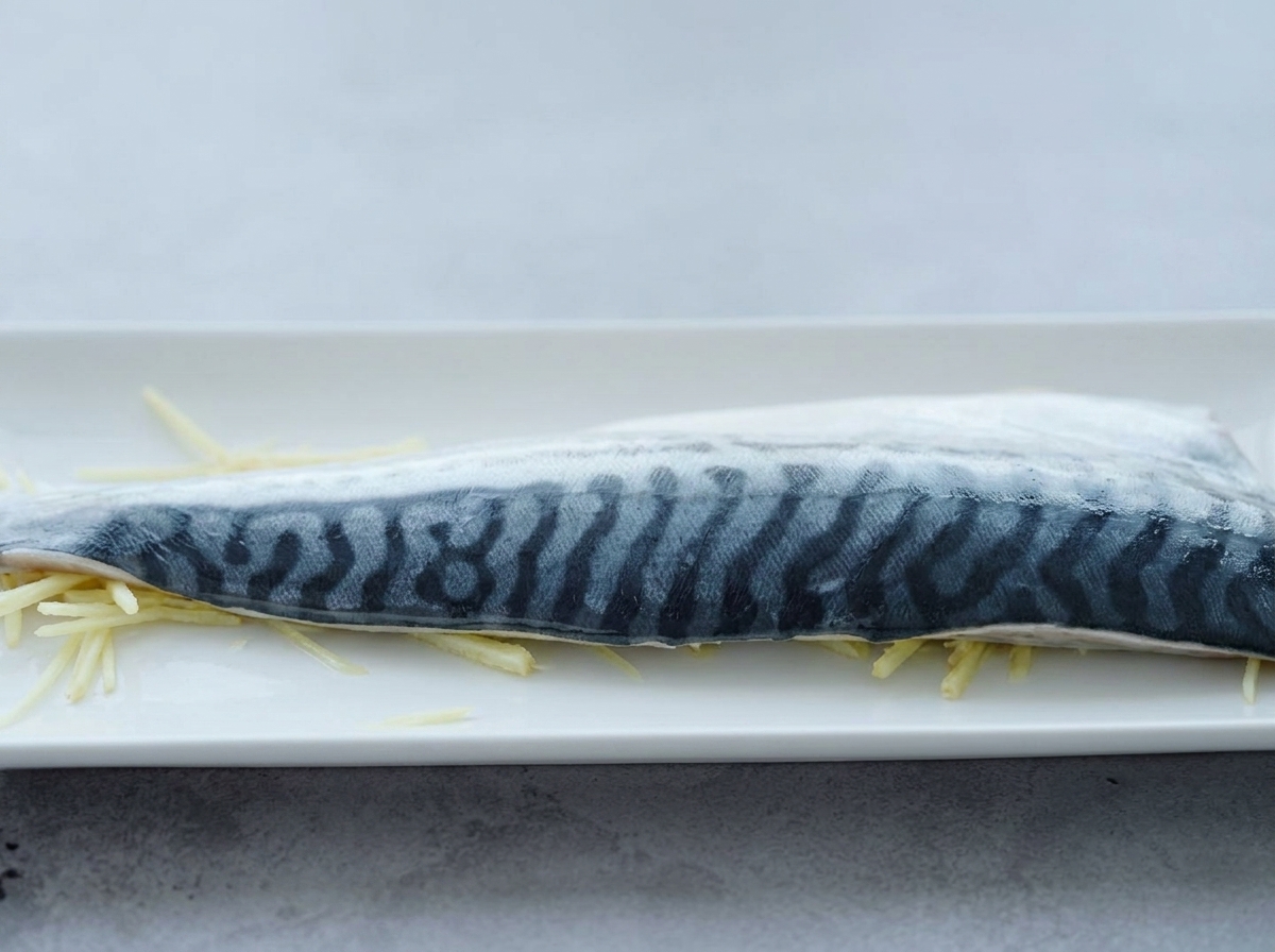 Filet z makreli na łóżeczku ze startego imbiru, skrapiany sake.