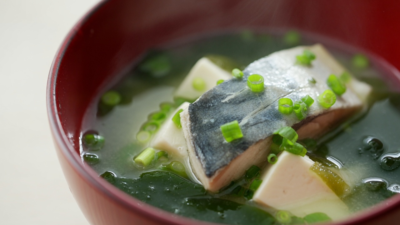 Norweska zupa miso z makrelą i tofu