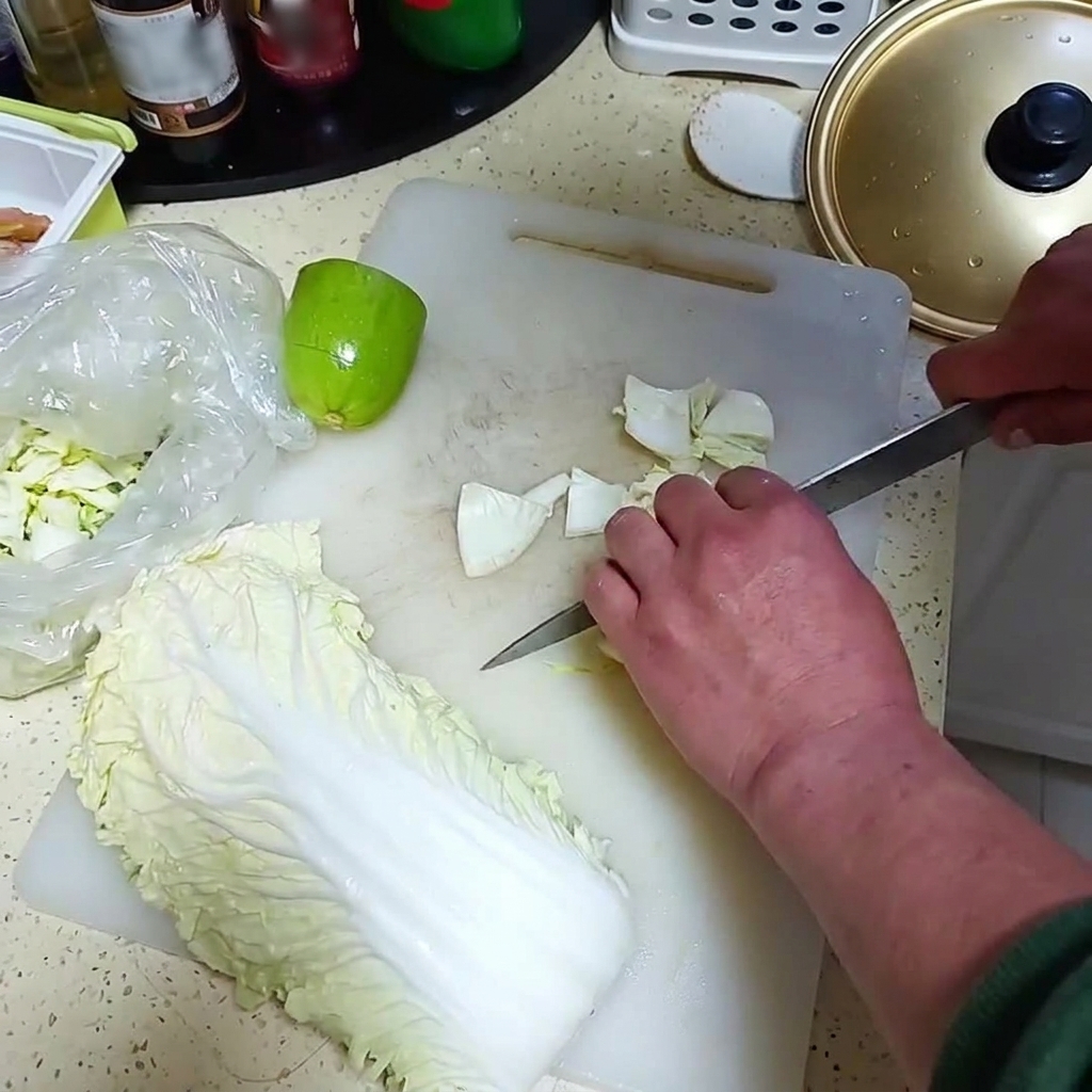 Świeża cebula i mały zielony melon krojone na kawałki na białej desce do krojenia.