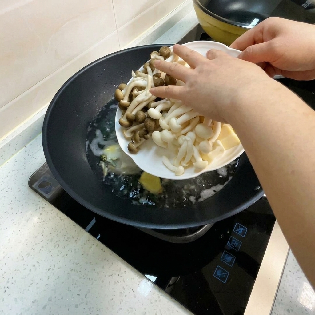 Grzyby shimeji oraz kostki tofu dodawane do gotującego się wywaru jajecznego.