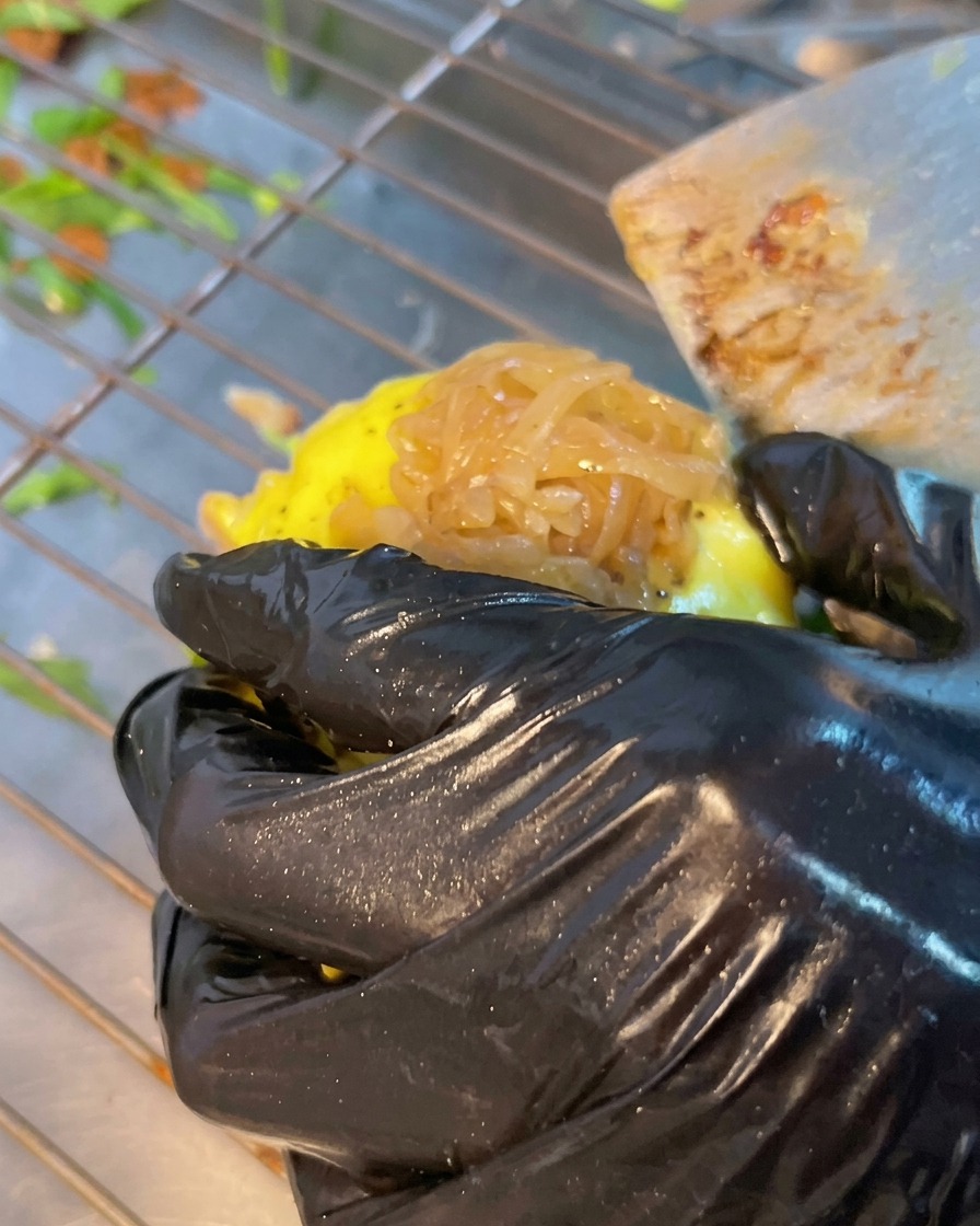 Kotlet kładziony na bazie burgera, a na nim pikantny sos mięsny i świeże plastry zielonego jalapeño.