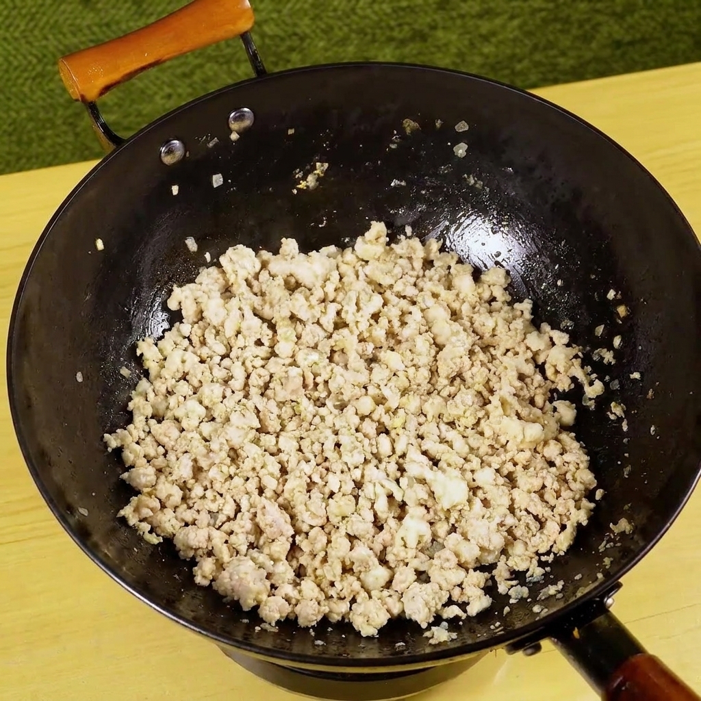 Posiekane chili dodawane do podsmażonego mięsa.