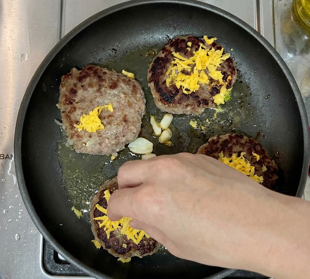 Smażone kotlety posypane startym serem cheddar.