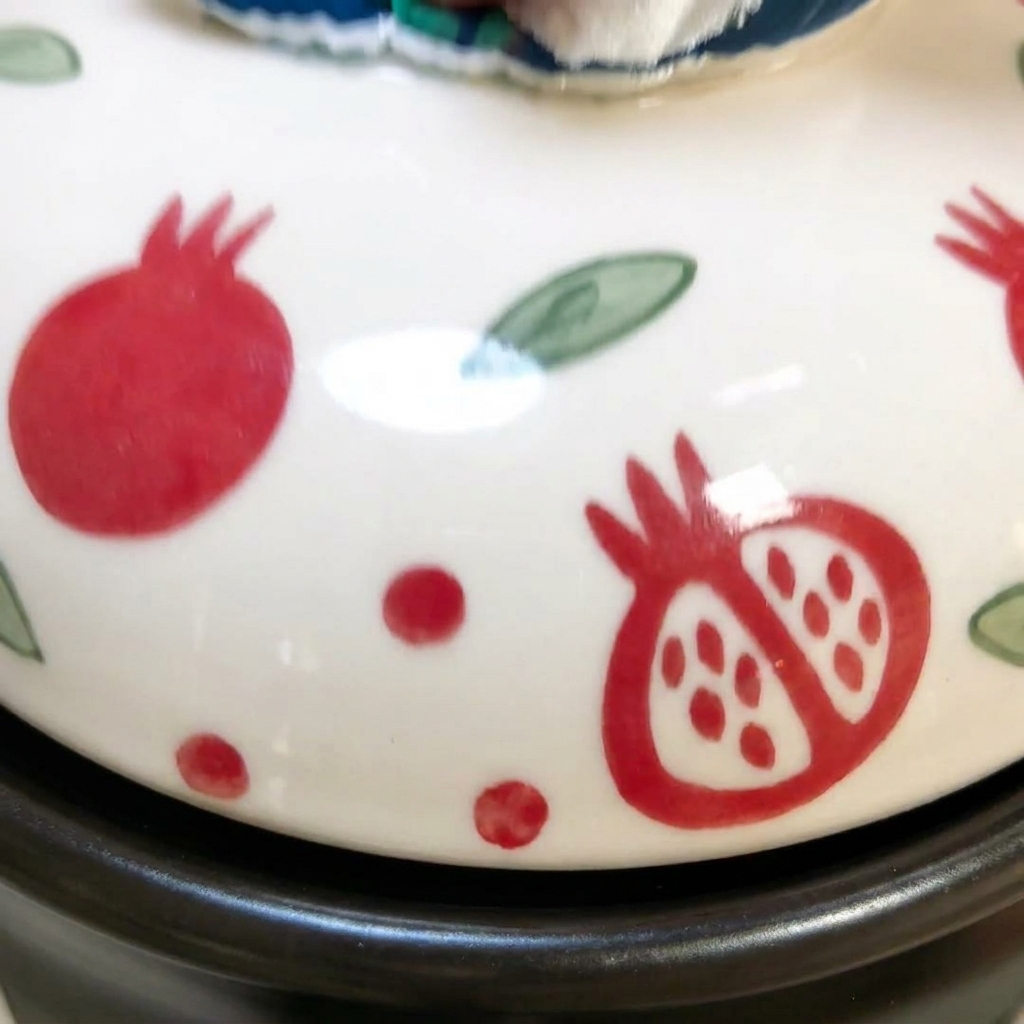 Pokrojona zielona okra dodawana do gotującego się wywaru z dynią, marchewką i kukurydzą.