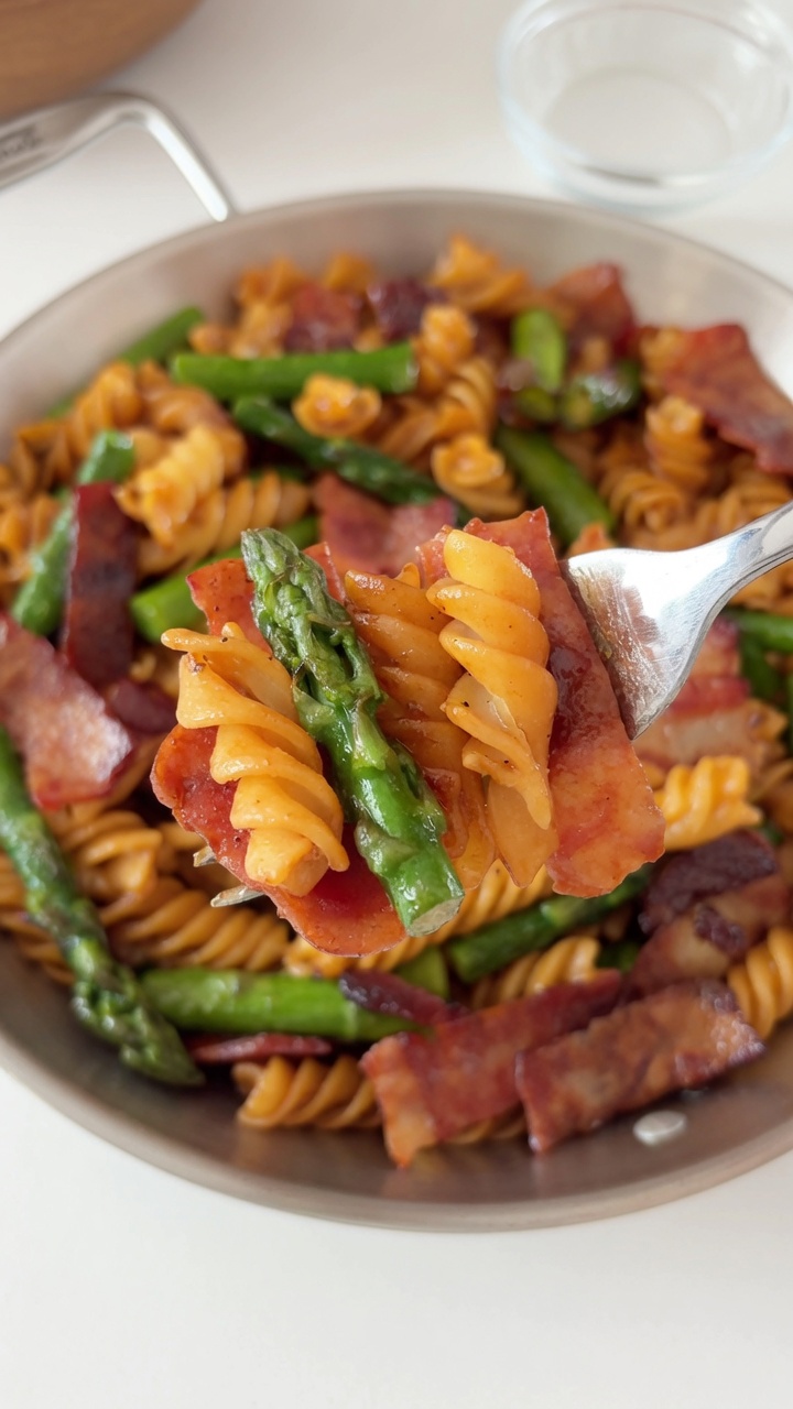 Szybki makaron fusilli ze szparagami i boczkiem