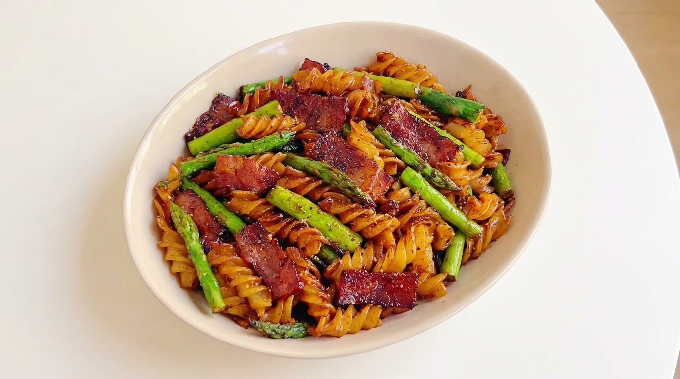 Makaron fusilli z boczkiem i szparagami