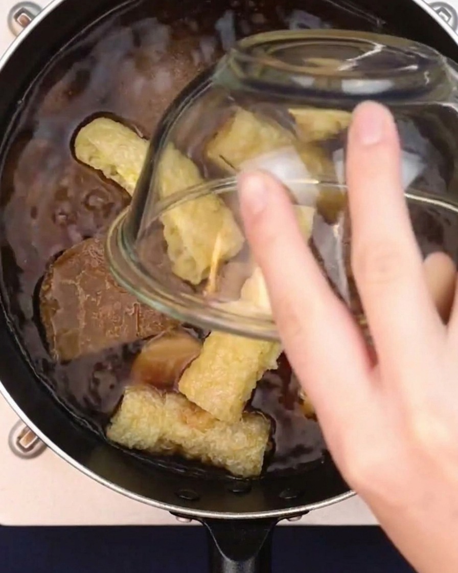 Smażone kawałki puszystego tofu wrzucane do wolno gotującego się bulionu curry.