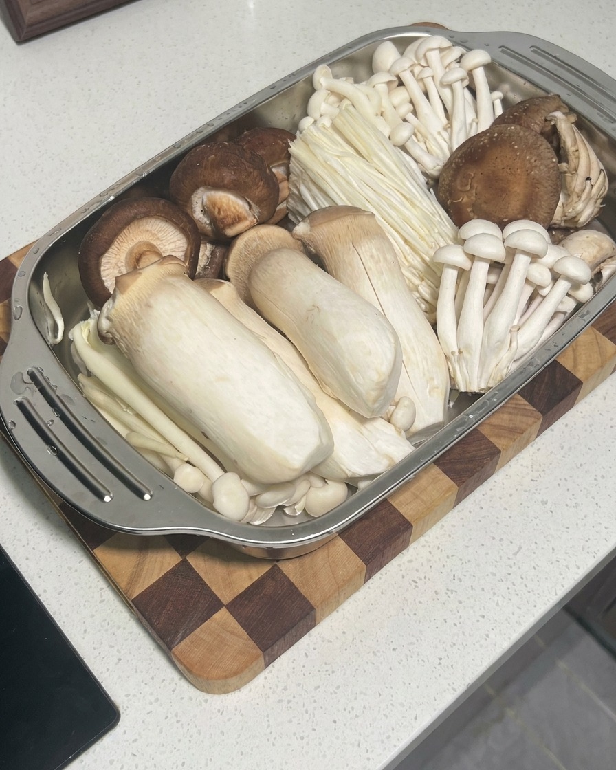 Surowa pasta krewetkowa wyciskana z rękawa cukierniczego do wnętrza kapeluszy shiitake.
