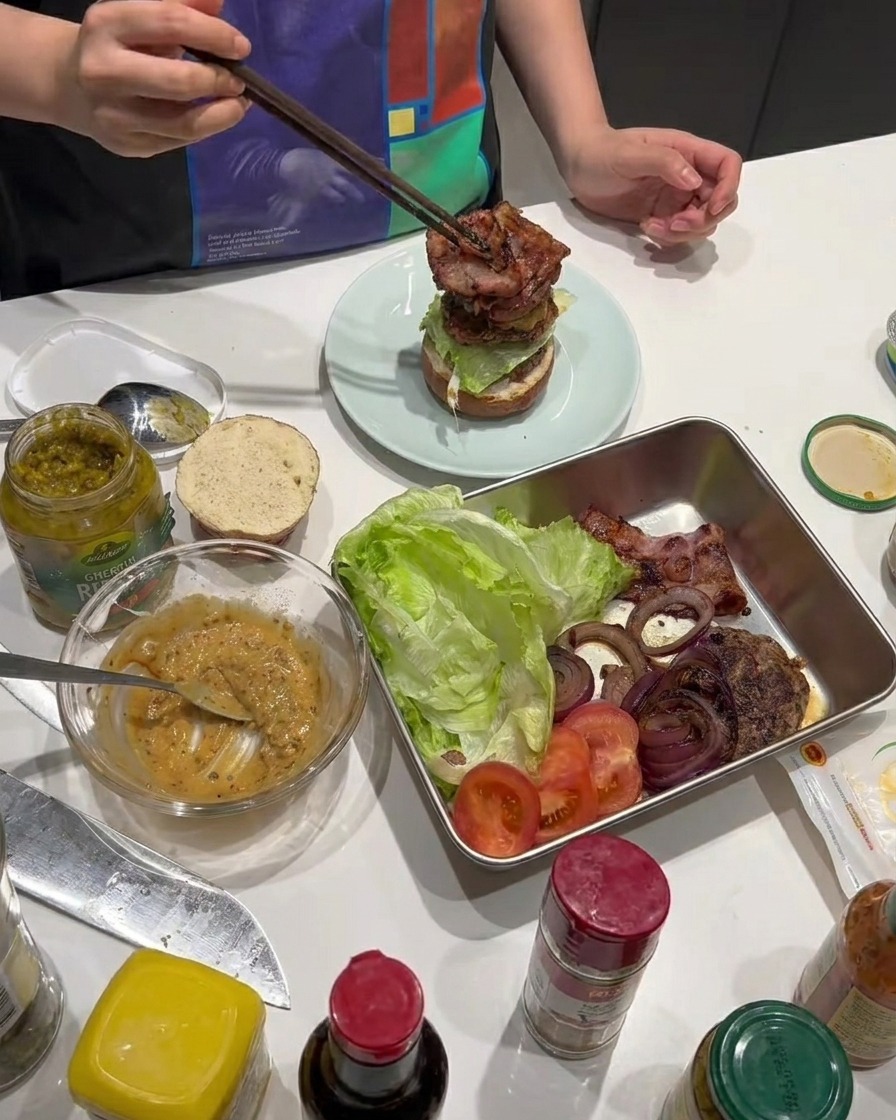 Chrupiące paski bekonu dodawane do burgera.