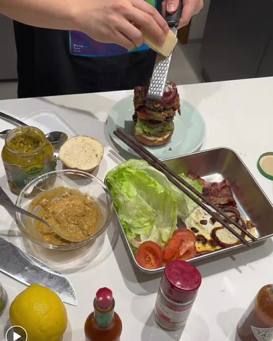 Świeży ser parmezan ścierany na złożonego burgera.