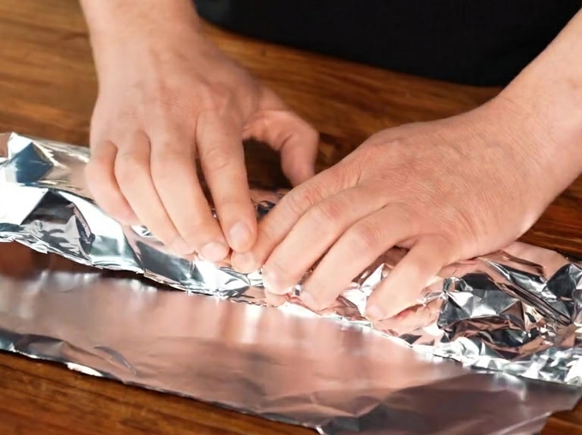Przyprawione żeberka ciasno owinięte folią aluminiową.