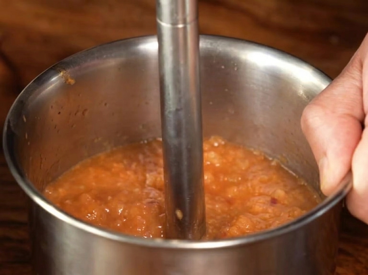 Blender ręczny miksujący sos na gładką masę.