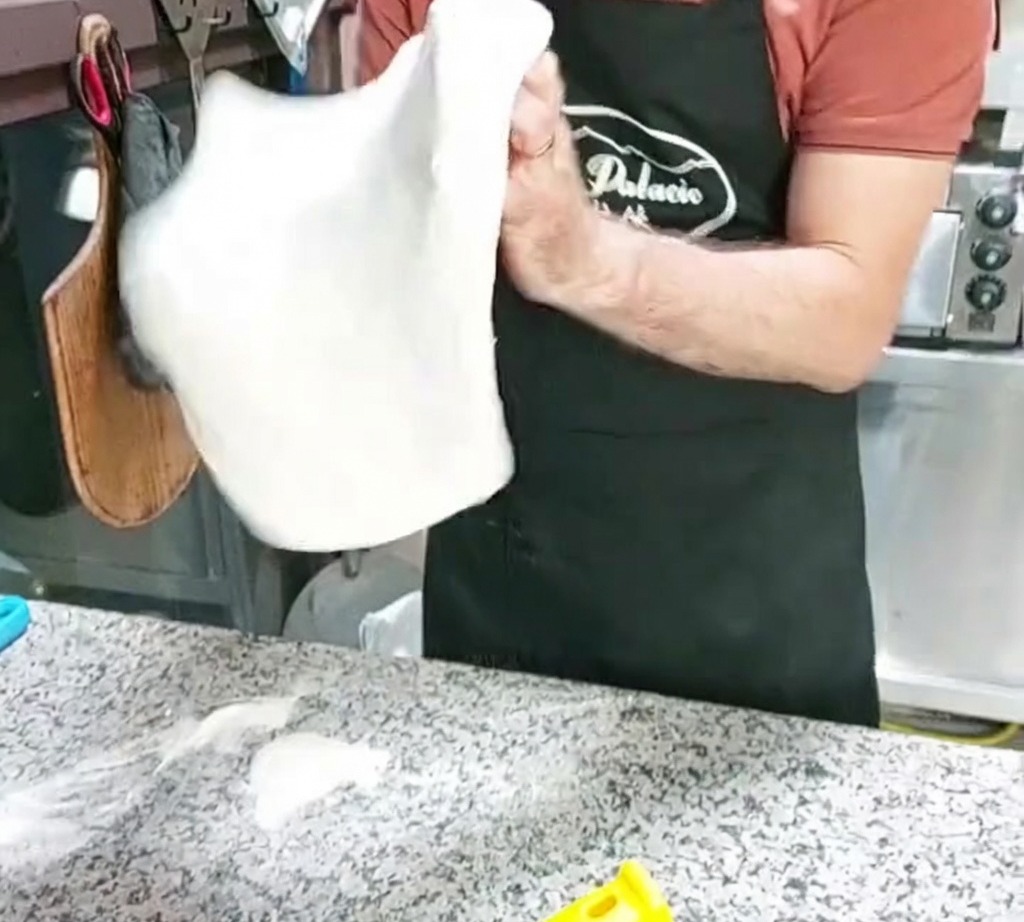 Spód pizzy formowany przez podrzucanie w powietrzu.