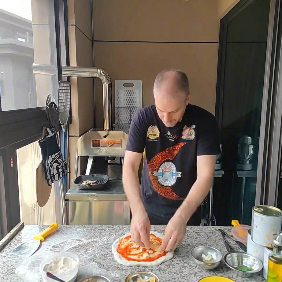 Starty ser mozzarella posypywany na spód do pizzy z sosem.