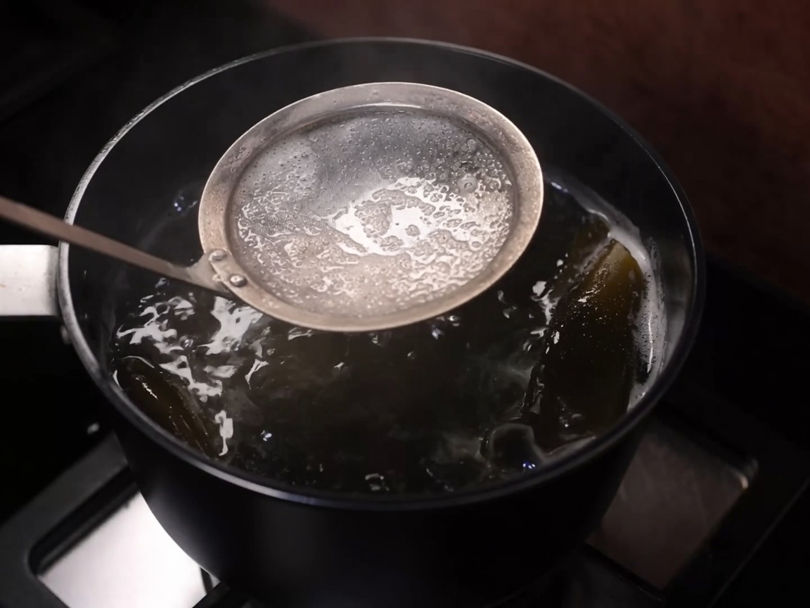 Płatki bonito dodawane do gorącego wywaru dashi.