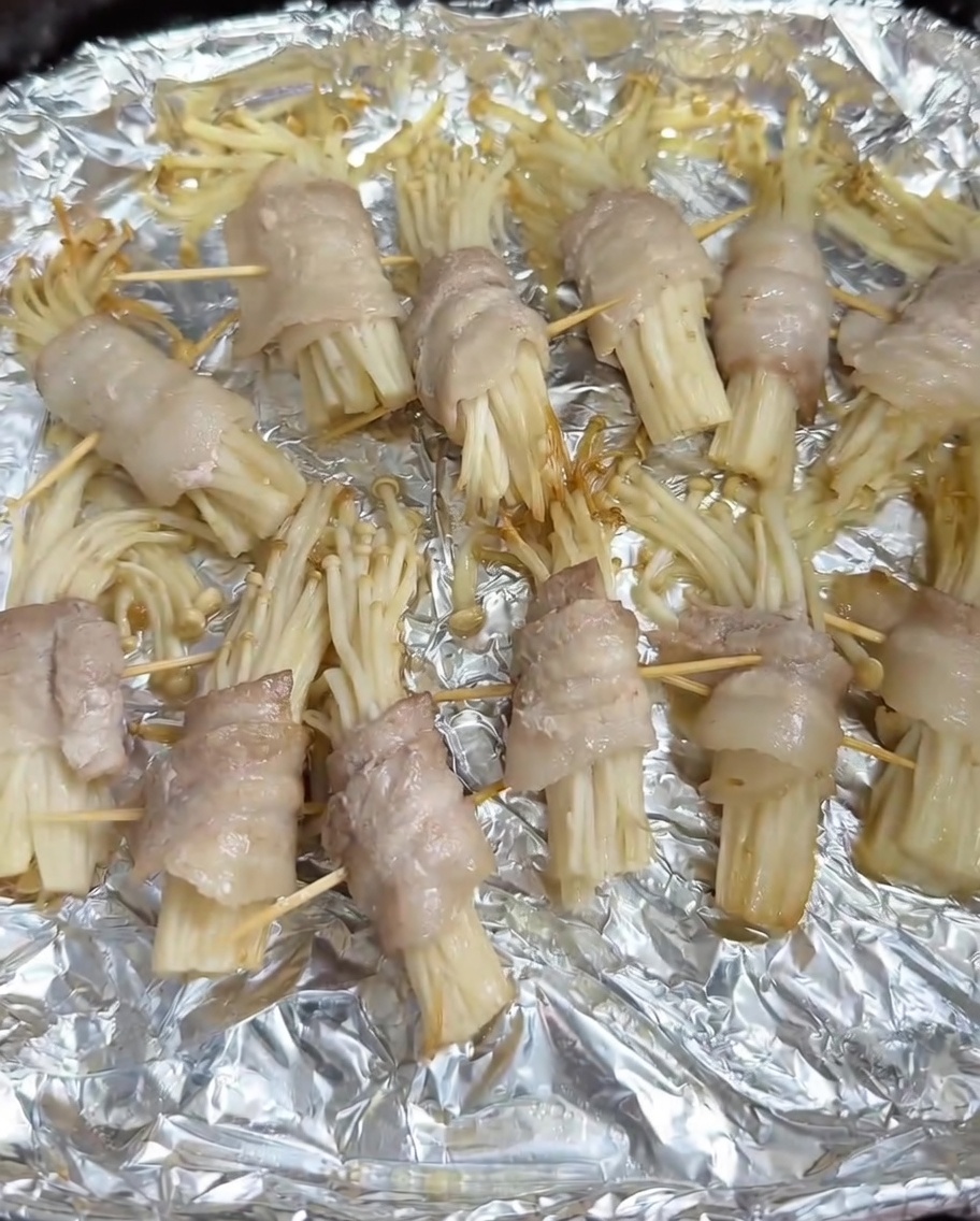 Przyprawa barbecue posypywana na podpieczone roladki w koszu frytownicy.