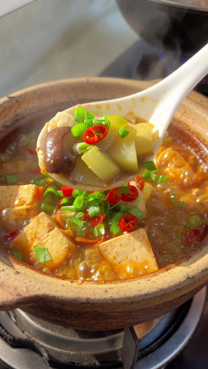 Autentyczna koreańska zupa z pastą sojową (Doenjang-jjigae)