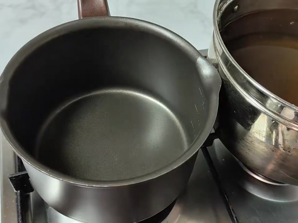 Składniki w tym liście rzodkiewki, tofu, ziemniaki, cebula i grzyby enoki ułożone w garnku.
