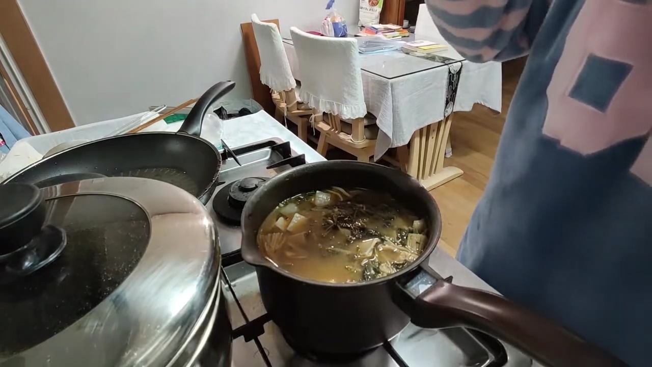Tradycyjne koreańskie gulasz z pastą sojową (Doenjang-jjigae)