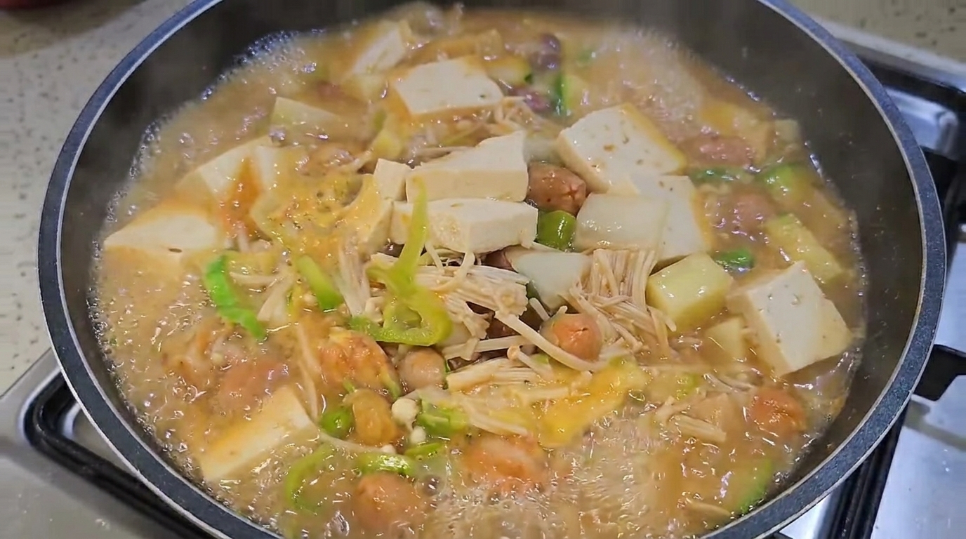 Autentyczne koreańskie Doenjang Jjigae (Gulasz z pasty sojowej)