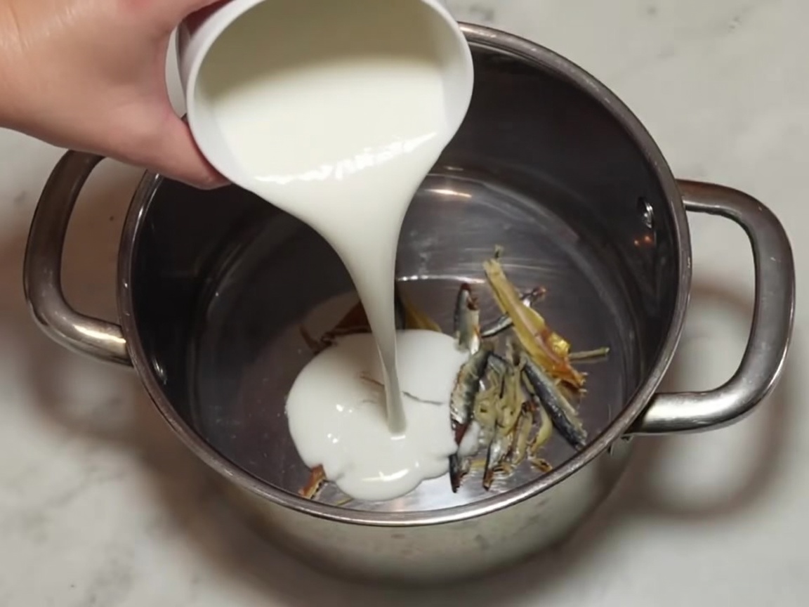 Suche płaty wodorostów kombu w garnku wraz z anchois.