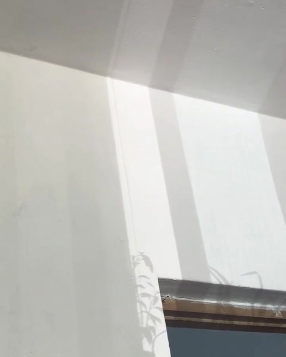 Metalowa łyżka mieszająca przyprawę wołową w centrum bulgoczącego gulaszu.