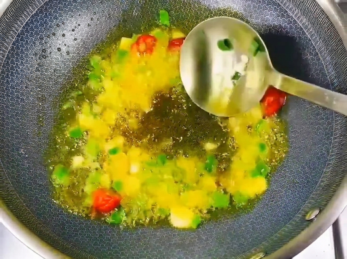 Pasta sojowa i sos sojowy dodawane do podsmażonych aromatów w woku.